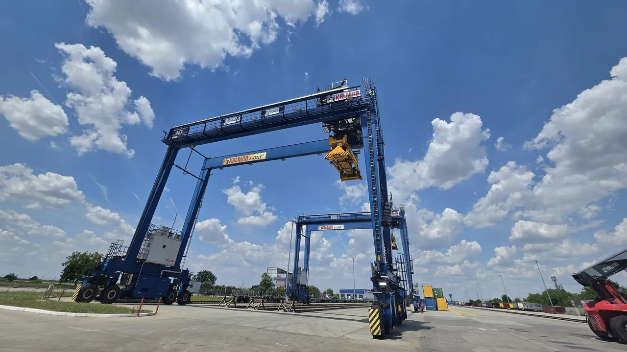 Portalkran des Terminals Arad aus der Untersicht, dahinter ein zweiter Kran über den Verladegleisen