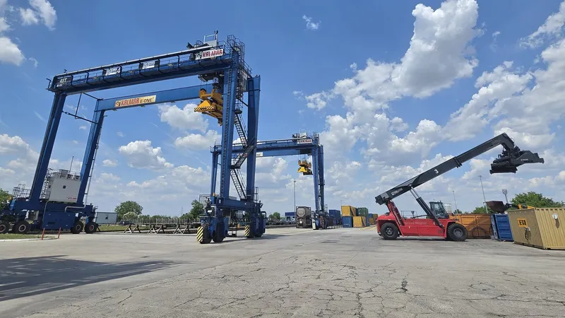Zwei blaue Portalkrane und ein roter Reachstacker auf der Umschlagfläche des Terminals Arad