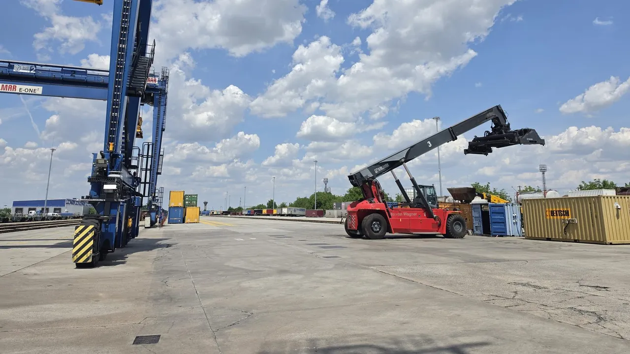 Reachstacker und Portalkran auf der Umschlagfläche des Terminals Arad, dahinter Containerreihen