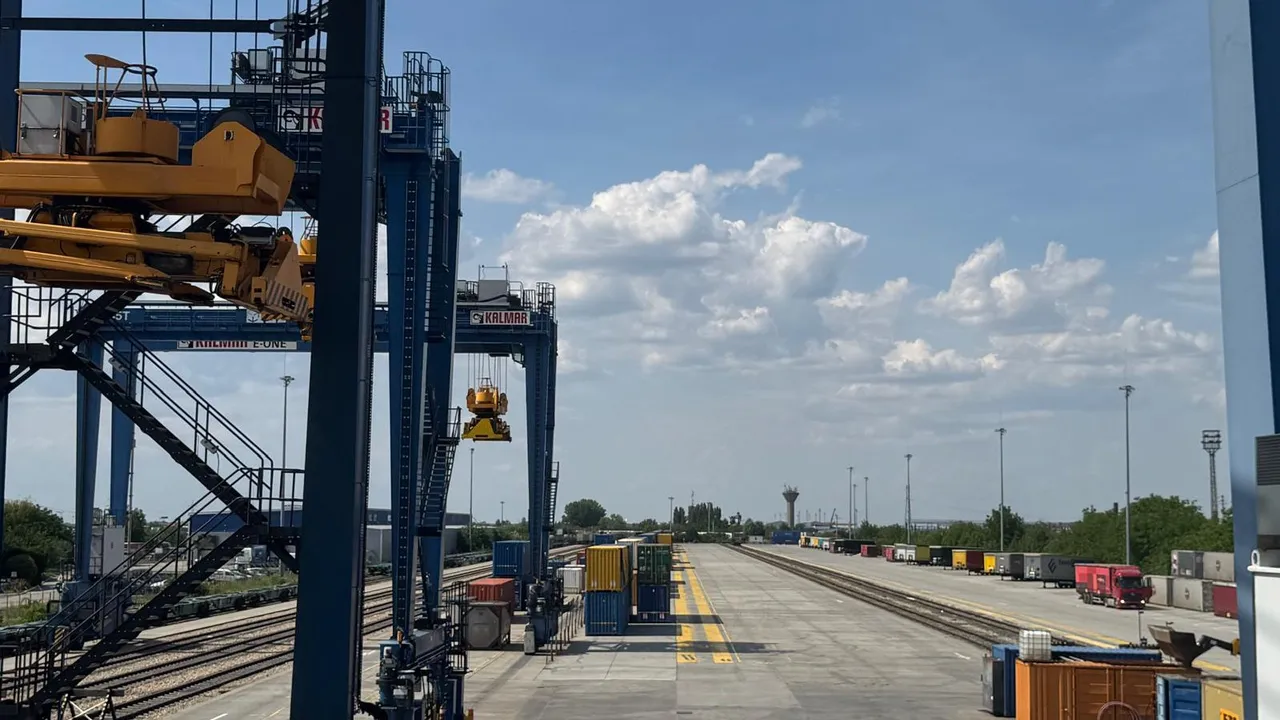 Blick über die Umschlagfläche des Terminals Arad mit Fahrspuren, abgestellten Sattelaufliegern und der Gleisseite