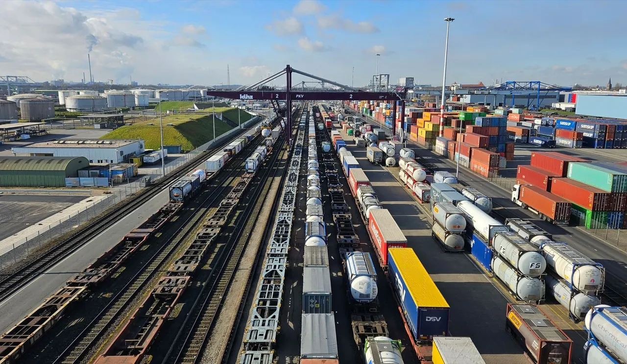 Luftaufnahme des KV-Terminals im Duisburger Hafen: Portalkran über Gleisharfe, Ganzzüge und Containerreihen