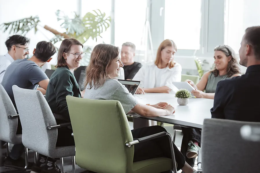 Das Team der Evolit GmbH im Besprechungsraum am Konferenztisch