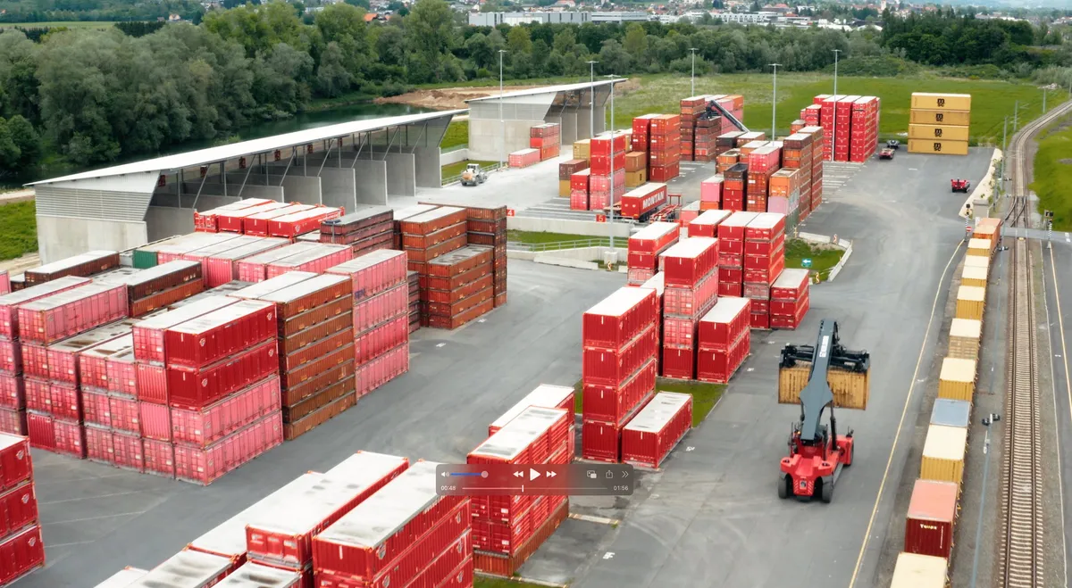 Luftaufnahme des Terminals Kapfenberg mit Containerlager, Gleisanlage und Umschlagbereich