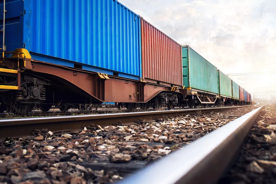 Containerzug an einem intermodalen Terminal